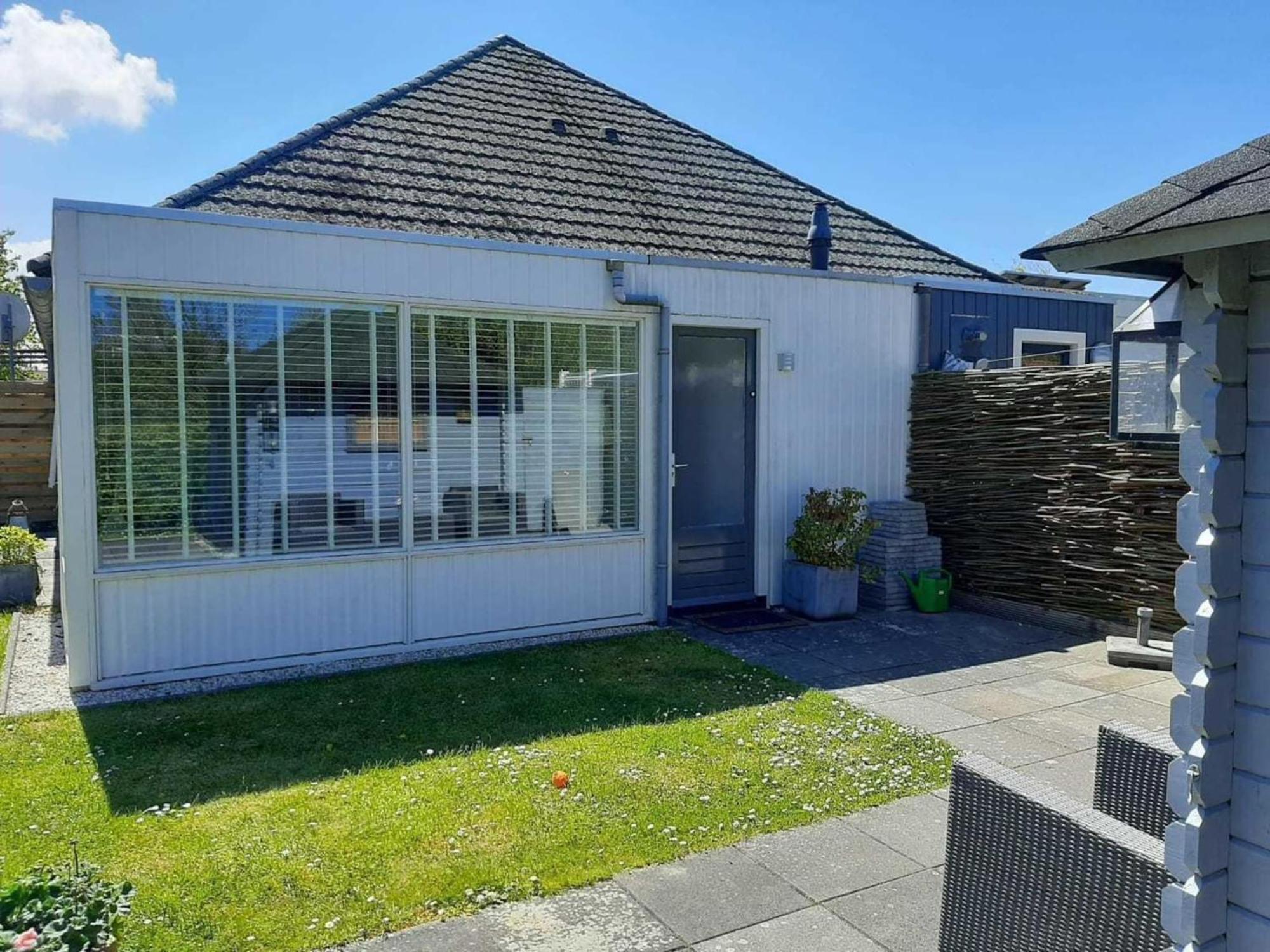 Vakantiehuis Lovely With Garden *