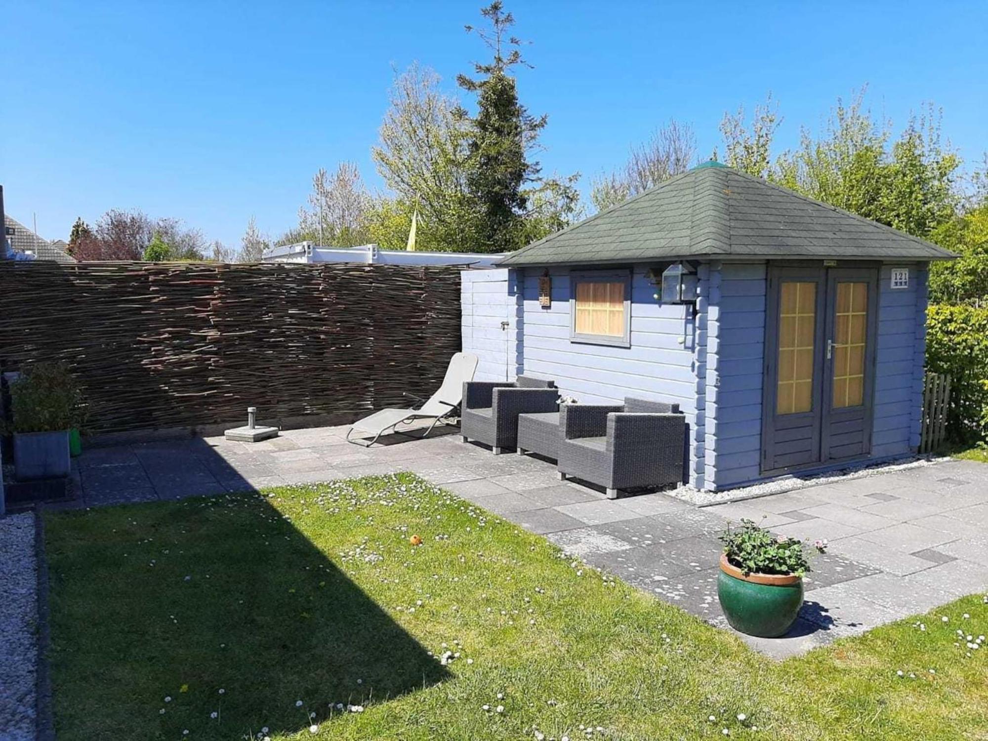 Vakantiehuis Lovely With Garden *