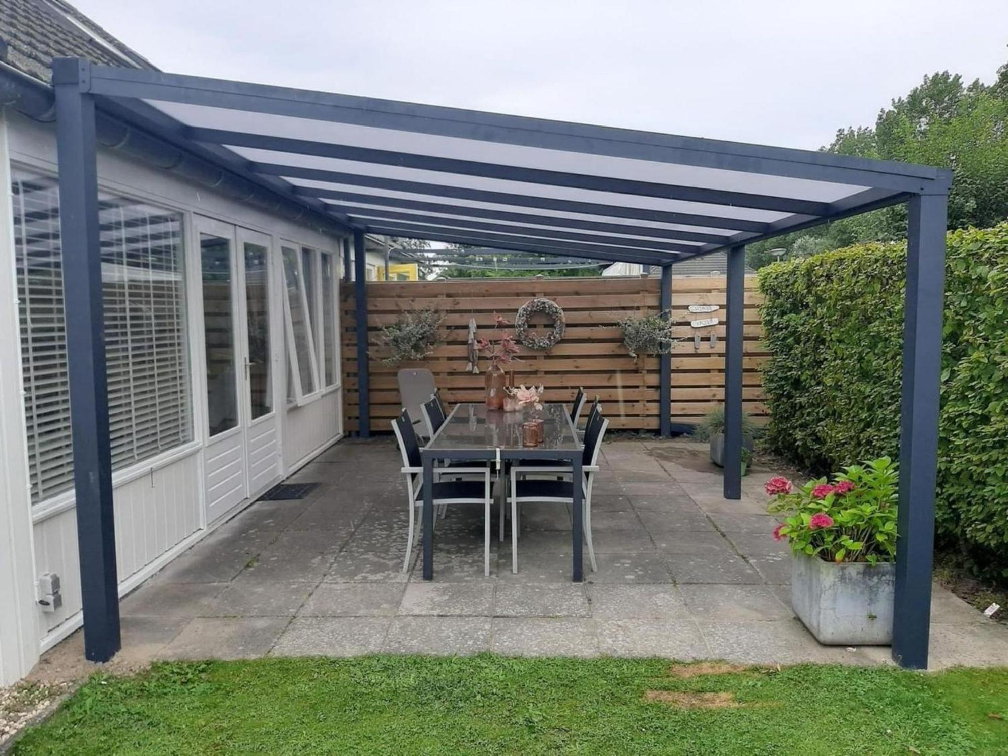 Vakantiehuis Lovely With Garden *